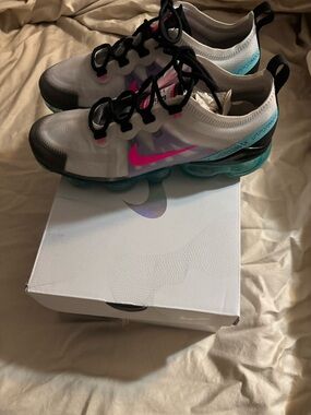 Nike Air VaporMax Sneakers - White, Pink & Teal women’s 8.5 NEW RARE , BOX